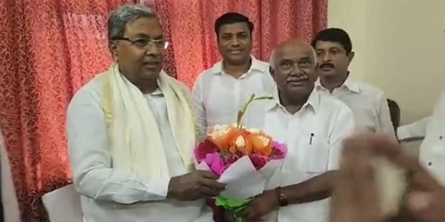 ಖರ್ಗೆ ಭೇಟಿ ಬೆನ್ನಲ್ಲೇ ಸಿದ್ದರಾಮಯ್ಯ ಭೇಟಿಯಾದ ಎಚ್ ವಿಶ್ವನಾಥ್, ಕುತೂಹಲ ಮೂಡಿಸಿದ 'ಹಳ್ಳಿ ಹಕ್ಕಿ' ನಡೆ