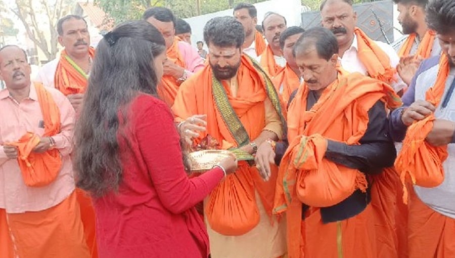 ದತ್ತ ಜಯಂತಿ: ಮನೆ ಮನೆಗೆ ತೆರಳಿ ಭಿಕ್ಷಾಟನೆ ನಡೆಸಿದ ಸಿ.ಟಿ ರವಿ