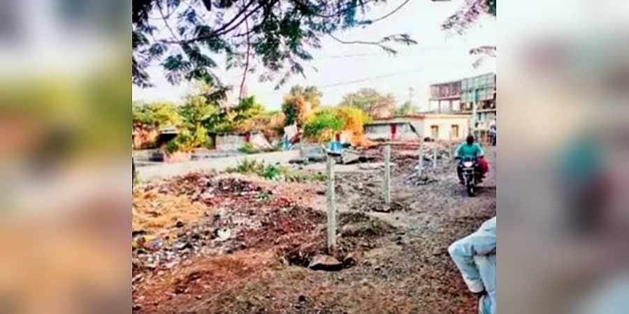 ರಾಯಬಾಗ: ಸರ್ಕಾರಿ ಜಾಗ ಖಾಸಗಿ ವ್ಯಕ್ತಿಗೆ ಪರಭಾರೆ; ಮೂವರು ಅಧಿಕಾರಿಗಳ ಅಮಾನತು, ಒತ್ತುವರಿ ತೆರವು