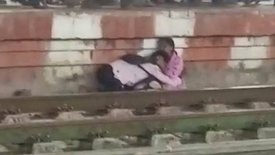 ಕಲಬುರಗಿ: ಹಳಿ ದಾಟುವಾಗ ಗೂಡ್ಸ್ ರೈಲಿಗೆ ಸಿಲುಕಿದ ತಾಯಿ-ಮಗ; ಕೂದಲೆಳೆ ಅಂತರದಲ್ಲಿ ಪ್ರಾಣಾಪಾಯದಿಂದ ಪಾರು!