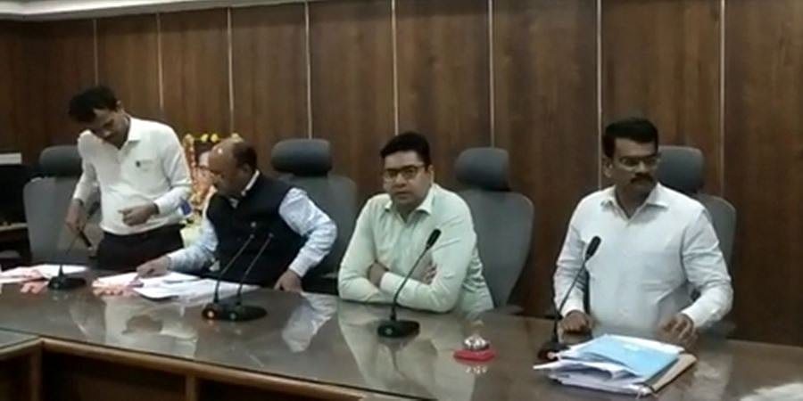 ಮತದಾರರ ಮಾಹಿತಿ ಕಳವು ಪ್ರಕರಣ: ವಿಶೇಷ ಅಧಿಕಾರಿಯಿಂದ ಸರ್ವಪಕ್ಷ ಸಭೆ, ಪರಿಷ್ಕೃತ ಮತದಾರರ ಪಟ್ಟಿಗೆ ಆಕ್ಷೇಪಣೆಗಳ ಆಹ್ವಾನ