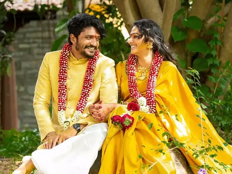 ಸ್ಯಾಂಡಲ್ ವುಡ್ ನಲ್ಲಿ ನಾಯಕಿ ನಟಿಯಾಗಿ ಹರಿಪ್ರಿಯಾ ಅನೇಕ ಚಿತ್ರಗಳಲ್ಲಿ ನಟಿಸಿದ್ದರೆ ವಶಿಷ್ಠ ಸಿಂಹ ಖಳನಾಯಕನಾಗಿ ಫೇಮಸ್ಸು