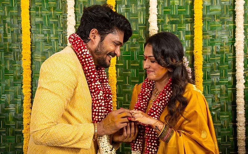 ನಿಶ್ಚಿತಾರ್ಥದಲ್ಲಿ ಉಂಗುರ ಬದಲಿಸಿಕೊಂಡ ಜೋಡಿ