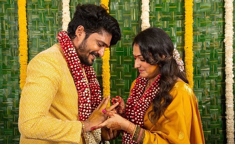 ಉಂಗುರ ಬದಲಿಸಿಕೊಳ್ಳುತ್ತಿರುವುದು