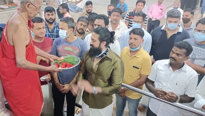ಅಲ್ಲದೆ ಸಂಗೀತ ನಿರ್ದೇಶಕ ರವಿ ಬಸ್ರೂರು ಅವರ ಊರಿಗೆ ಹೋಗಿ ಅಲ್ಲಿನ ಜನರ ಜೊತೆ ಮೈದಾನದಲ್ಲಿ ಕ್ರಿಕೆಟ್ ಆಡಿದ್ದರು. ಸೋಷಿಯಲ್ ಮೀಡಿಯಾದಲ್ಲಿ ಅದರ ಫೋಟೋ, ವಿಡಿಯೊಗಳು ಸಾಕಷ್ಟು ವೈರಲ್ ಆಗಿದೆ.
