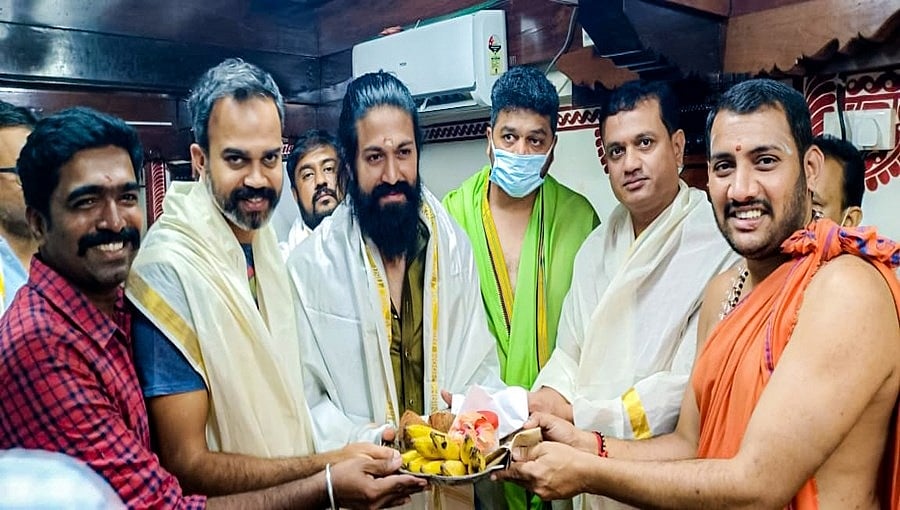 ದೇವಸ್ಥಾನಕ್ಕೆ ಭೇಟಿ ನೀಡಿದ ಕೆಜಿಎಫ್ ತಂಡ 