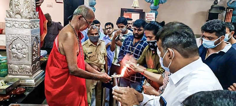 ಕೊಲ್ಲೂರು ಮೂಕಾಂಬಿಕ, ಆನೆಗುಡ್ಡೆ ವಿನಾಯಕ ದೇವಸ್ಥಾನಕ್ಕೆ ಯಶ್ ಭೇಟಿ ನೀಡಿದ್ದರು. ಈ ಸಂದರ್ಭದಲ್ಲಿ ಕೆಜಿಎಫ್ ನಿರ್ದೇಶಕ ಪ್ರಶಾಂತ್ ನೀಲ್, ನಿರ್ಮಾಪಕ ವಿಜಯ್ ಕಿರಗಂದೂರು, ಸಂಗೀತ ನಿರ್ದೇಶಕ ರವಿ ಬಸ್ರೂರು ಹಾಜರಿದ್ದರು.