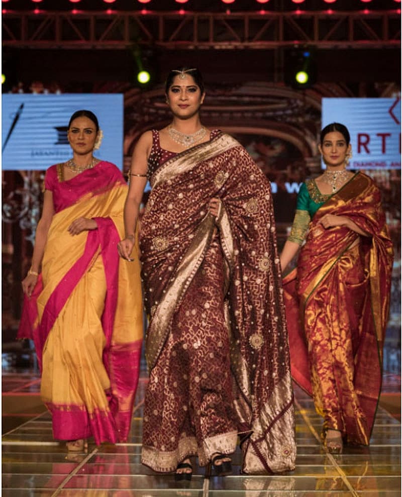 ಸ್ಯಾಂಡಲ್ವುಡ್ ತಾರೆಯರಾದ ಶ್ವೇತಾ ಶ್ರೀವಾತ್ಸವ್, ಇತಿ ಆಚಾರ್ಯ, ಕಾರುಣ್ಯರಾಮ್, ಶ್ವೇತಾ ನಂದಿತಾ, ಕಾರ್ತಿಕ್ ಜಯರಾಮ್, ಬಾಲಿವುಡ್ ನಟ ಕೀತ್ ಸಿಕ್ವೇರಾ ವಿವಿಧ ಡಿಸೈನರ್ಸ್ ಗಳಿಗೆ ಶೋಸ್ ಟಾಪರ್ ಆಗಿ ಹೆಜ್ಜೆ ಹಾಕಿ ಟಾಕ್ ಆಫ್ ದಿ ಟೌನ್ ಫ್ಯಾಷನ್ ಶೋಗೆ ಮತ್ತಷ್ಟು ರಂಗು ತುಂಬಿದರು.