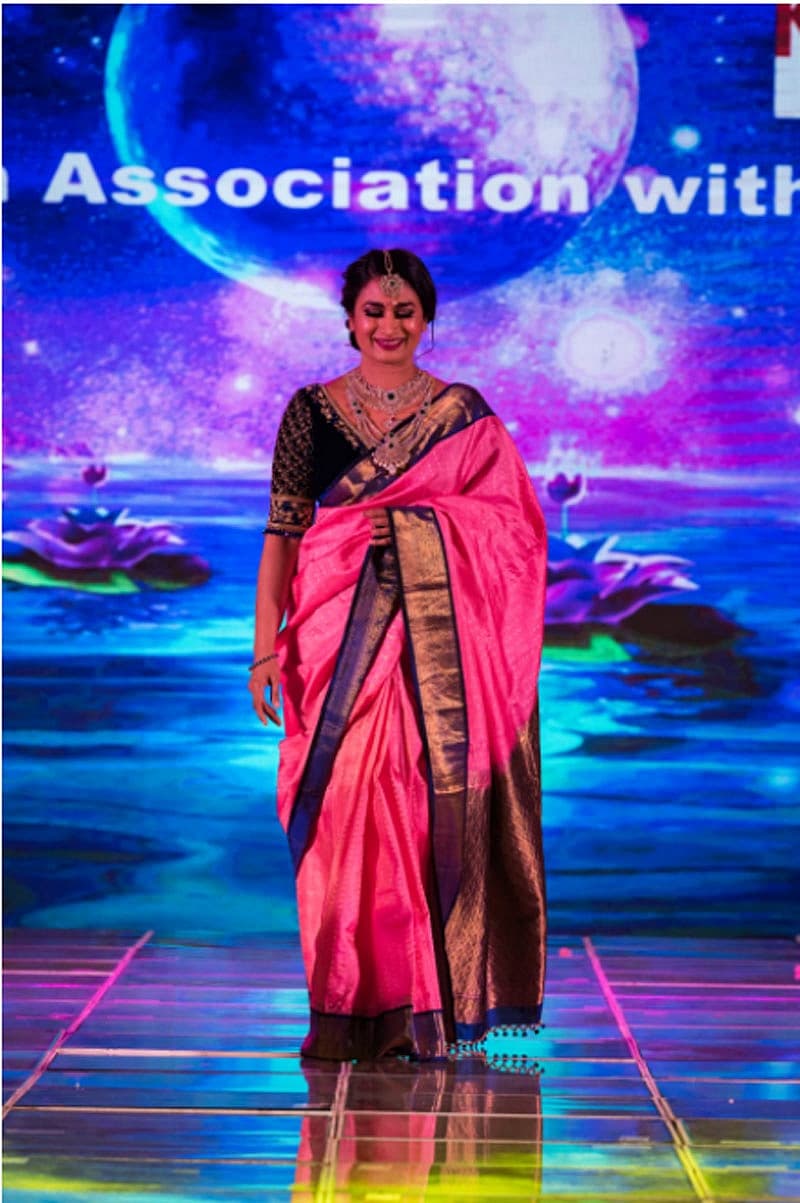 ಈ ವೇಳೆ ಮಾತನಾಡಿದ ನಟಿಯರಾದ ಕಾರುಣ್ಯರಾಮ್ ಹಾಗೂ ಇತಿ ಆಚಾರ್ಯ, ಮಹಿಳೆಯರೆಲ್ಲರೂ ಒಟ್ಟಿಗೆ ಕೂಡಿ ಈ ಫ್ಯಾಷನ್ ಶೋ ಆಯೋಜಿಸಿದ್ದು, ಸಖತ್ ಖುಷಿ ತಂದಿದೆ.