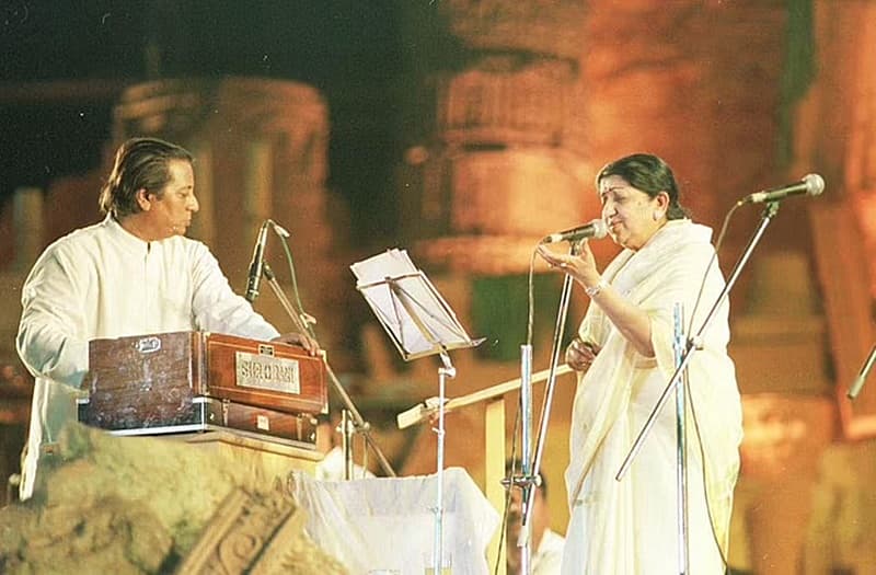 ಲತಾ ಮಂಗೇಶ್ಕರ್, ಭಾರತ ರತ್ನ, ಪದ್ಮವಿಭೂಷಣ, ಪದ್ಮಭೂಷಣ ಮತ್ತು ದಾದಾಸಾಹೇಬ್ ಫಾಲ್ಕೆ ಪ್ರಶಸ್ತಿಗಳನ್ನು ಸ್ವೀಕರಿಸಿದವರು.
