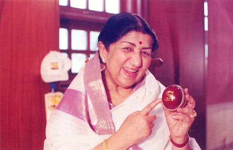 ಪಕ್ಕಾ ಕ್ರಿಕೆಟ್ ಅಭಿಮಾನಿ ಲತಾ ಮಂಗೇಶ್ಕರ್.1983ರಲ್ಲಿ ಭಾರತ ವಿಶ್ವಕಪ್ ಗೆದ್ದಾಗ ತಂಡಕ್ಕೆ ಮೀಸಲಾದ ಉಚಿತ ಸಂಗೀತ ಕಾರ್ಯಕ್ರಮವನ್ನು ಆಯೋಜಿಸಿದ್ದರು.