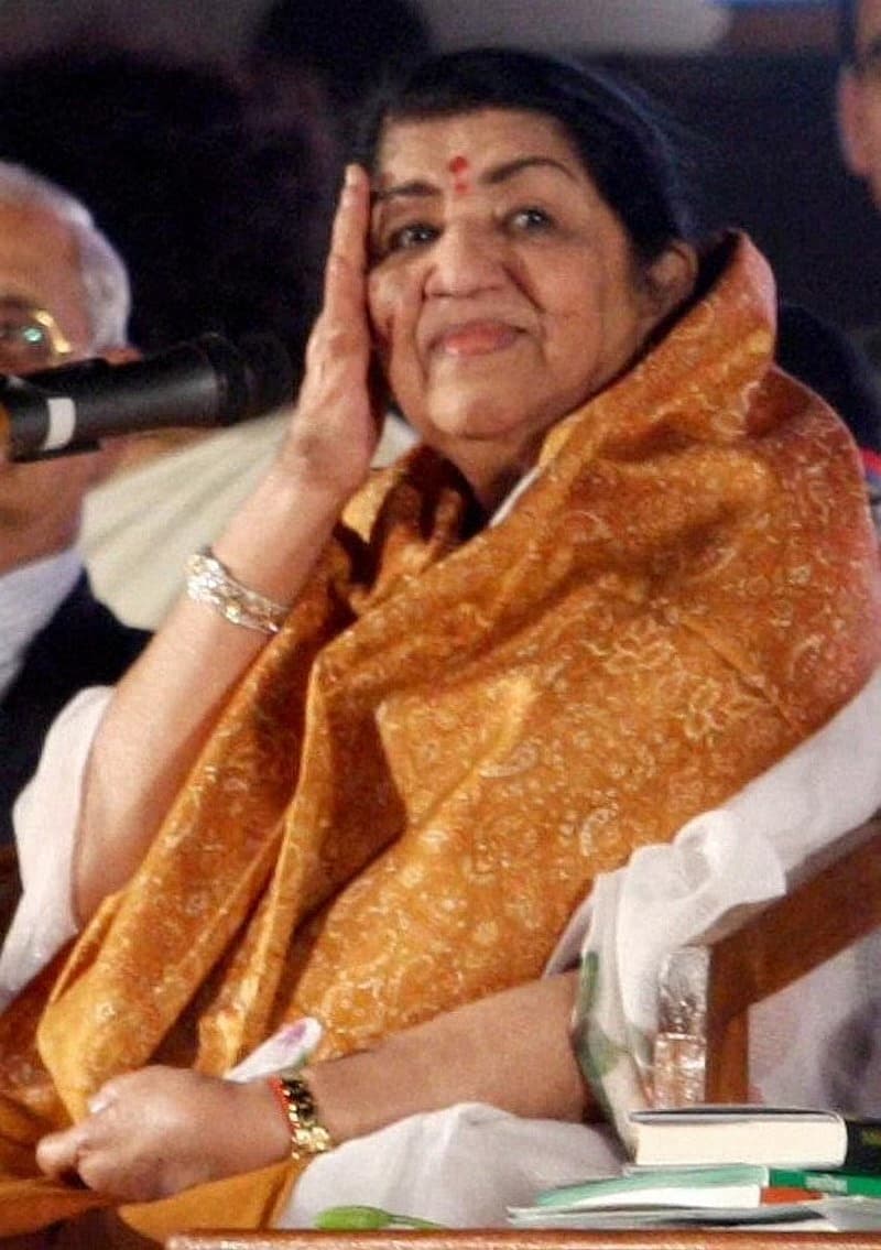 ಲತಾ ಅವರ ಅಚ್ಚುಮೆಚ್ಚಿನ ಹವ್ಯಾಸಗಳಲ್ಲಿ ಕಾರು ಸಂಗ್ರಹ ಕೂಡ ಒಂದು. ಬೂದು ಬಣ್ಣದ ಹಿಲ್ಮ್ಯಾನ್ ಮತ್ತು ನೀಲಿ ಷೆವರ್ಲೆ, ಕ್ರಿಸ್ಲರ್ ಮತ್ತು ಮರ್ಸಿಡಿಸ್ ಕೆಲವು ಅಮೂಲ್ಯ ಕಾರುಗಳ ಸಂಗ್ರಹವಾಗಿದೆ.