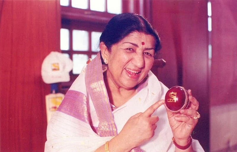 ಒಂದು ಬಾರಿ ಲತಾ ಮಂಗೇಶ್ಕರ್ ಮೇಲೆ ವಿಷಪ್ರಾಶನವಾಗಿತ್ತಂತೆ. ಇದರಿಂದ ಅನಾರೋಗ್ಯಕ್ಕೀಡಾಗಿ ಅವರು ಸುಮಾರು ಮೂರು ತಿಂಗಳು ಹಾಸಿಗೆ ಹಿಡಿದಿದ್ದರಂತೆ.