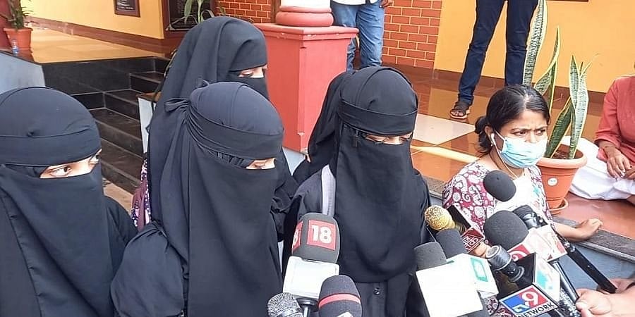 ಹಿಜಾಬ್ ಧರಿಸಲು ಅನುಮತಿ: ರಾಜ್ಯ ಸರ್ಕಾರದ ವಿರುದ್ಧ ಹಿಂದೂಪರ ಸಂಘಟನೆಗಳಿಂದ ಪ್ರತಿಭಟನೆ