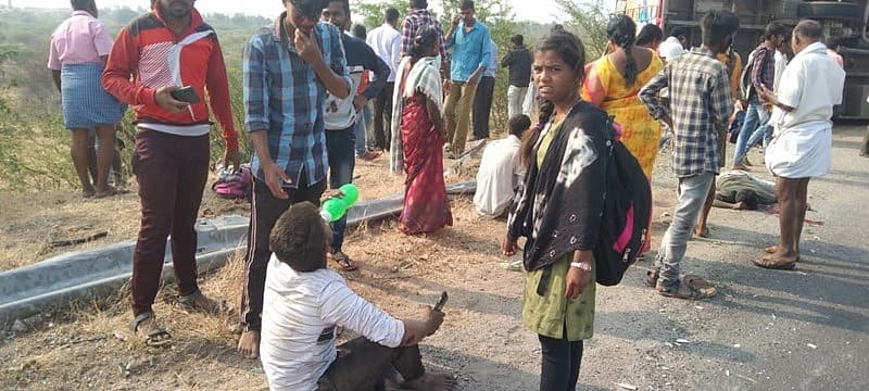 ಬಸ್ ಅಪಘಾತದ ನಂತರ ದಿಗ್ಬ್ರಾಂತರಾದ ಪ್ರಯಾಣಿಕರು