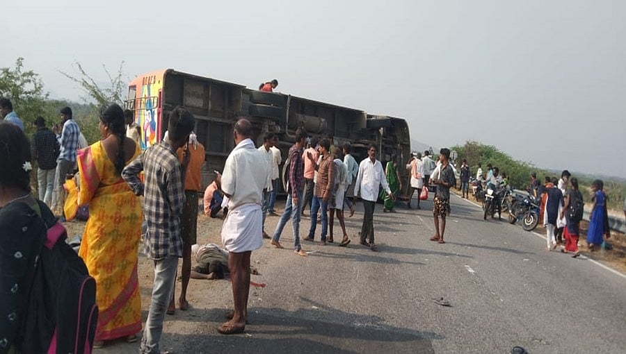 ತುಮಕೂರು ಜಿಲ್ಲೆಯ ಪಾವಗಡ ತಾಲ್ಲೂಕಿನಲ್ಲಿ ಭೀಕರ ಬಸ್ ಅಪಘಾತ