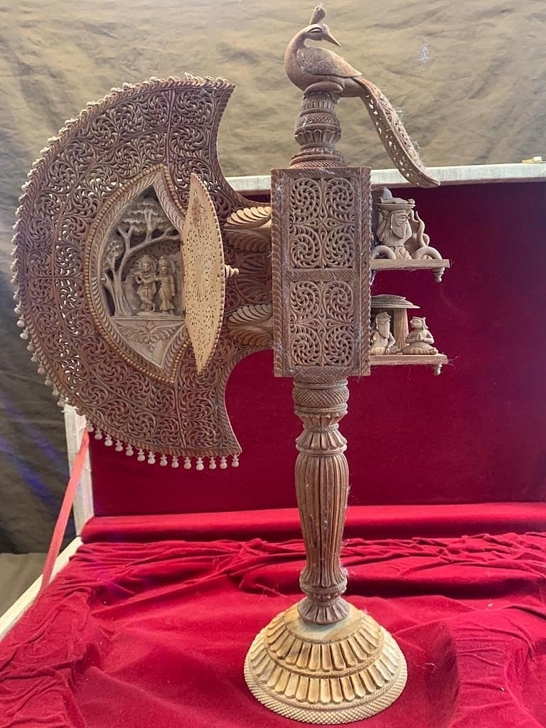 ಭಾರತದ ರಾಷ್ಟ್ರೀಯ ಪಕ್ಷಿಯಾದ ಮೇಲ್ಭಾಗದಲ್ಲಿ ಕೈಯಿಂದ ಕೆತ್ತಿದ ನವಿಲು ಆಕೃತಿಯನ್ನು ಹೊಂದಿದೆ.