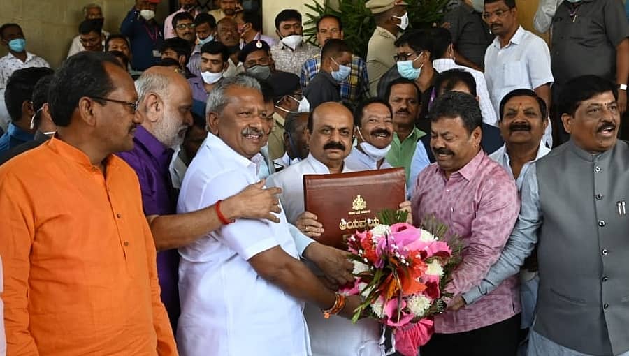 2022-23ನೇ ಸಾಲಿನ ರಾಜ್ಯ ಬಜೆಟ್ ಗಾತ್ರ 2 ಲಕ್ಷ 60 ಸಾವಿರ ಕೋಟಿ ರೂ.; ವಲಯವಾರು ವಿಂಗಡಣೆ ಮಾಡಿ ಬಜೆಟ್ ಮಂಡನೆ