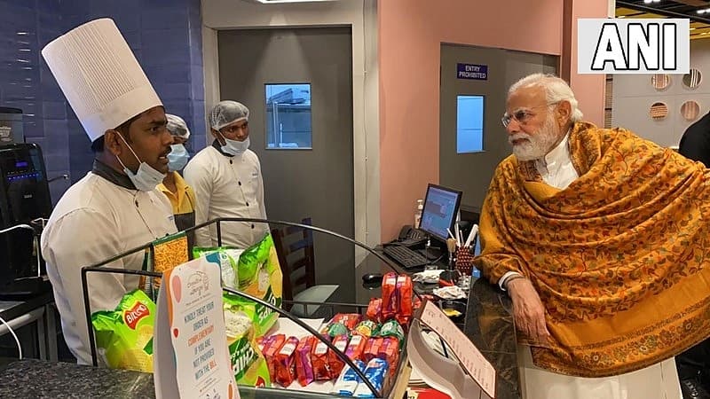 ಈ ಮಧ್ಯೆ ವಾರಣಾಸಿಯ ರೈಲ್ವೆ ಕಂಟೋನ್ಮೆಂಟ್ ಕ್ಯಾಂಟೀನ್ ಗೆ ಸಹ ಭೇಟಿ ನೀಡಿದರು.