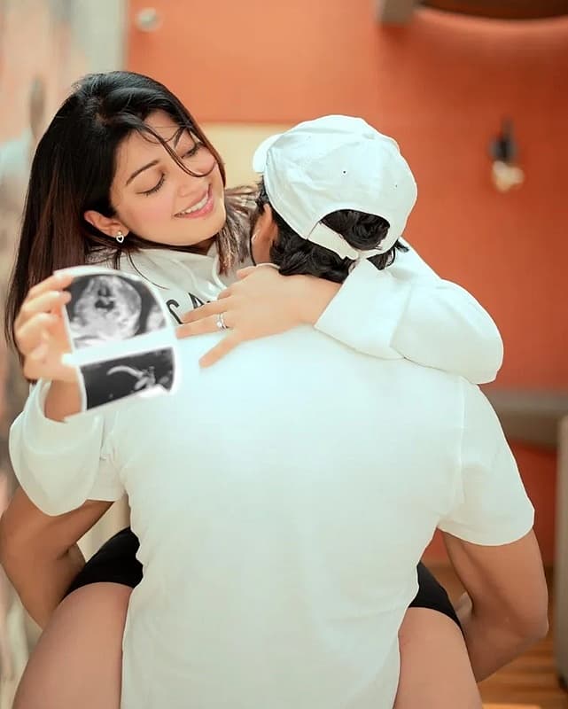 ಈ ಬಗ್ಗೆ ಈಗಾಗಲೇ ಪತಿ ಜೊತೆಗಿನ ವಿಶೇಷವಾದ ಫೋಟೋವನ್ನು ಸಾಮಾಜಿಕ ಜಾಲತಾಣದಲ್ಲಿ ಹಂಚಿಕೊಂಡು ಖುಷಿ ಪಟ್ಟಿದ್ದಾರೆ.
