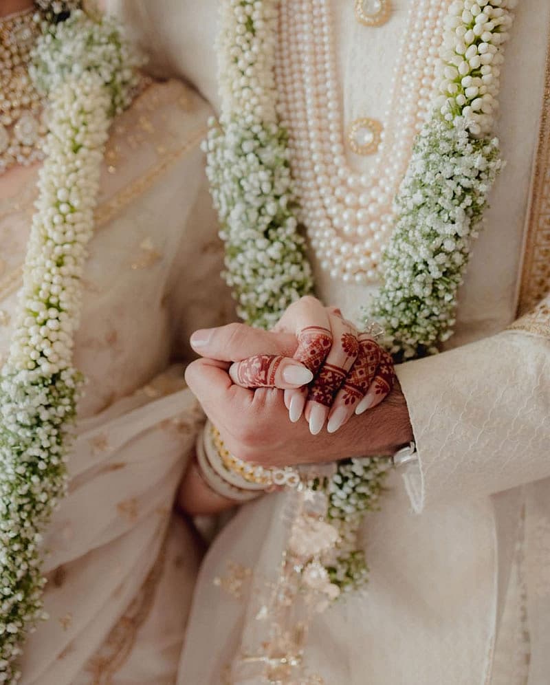 ಮುಂಬೈನ ಪಾಲಿ ಹಿಲ್ಸ್ನಲ್ಲಿರುವ ಅಪಾರ್ಟ್ಮೆಂಟ್ ಸಂಕೀರ್ಣ ವಾಸ್ತುವಿನಲ್ಲಿ ನಡೆದ ಈ ತಾರಾ ಜೋಡಿಯ ವಿವಾಹ ಸಮಾರಂಭದಲ್ಲಿ ಕುಟುಂಬ ಸದಸ್ಯರು ಮತ್ತು ಆಪ್ತ ಸ್ನೇಹಿತರು ಮಾತ್ರ ಭಾಗವಹಿಸಿದ್ದರು.