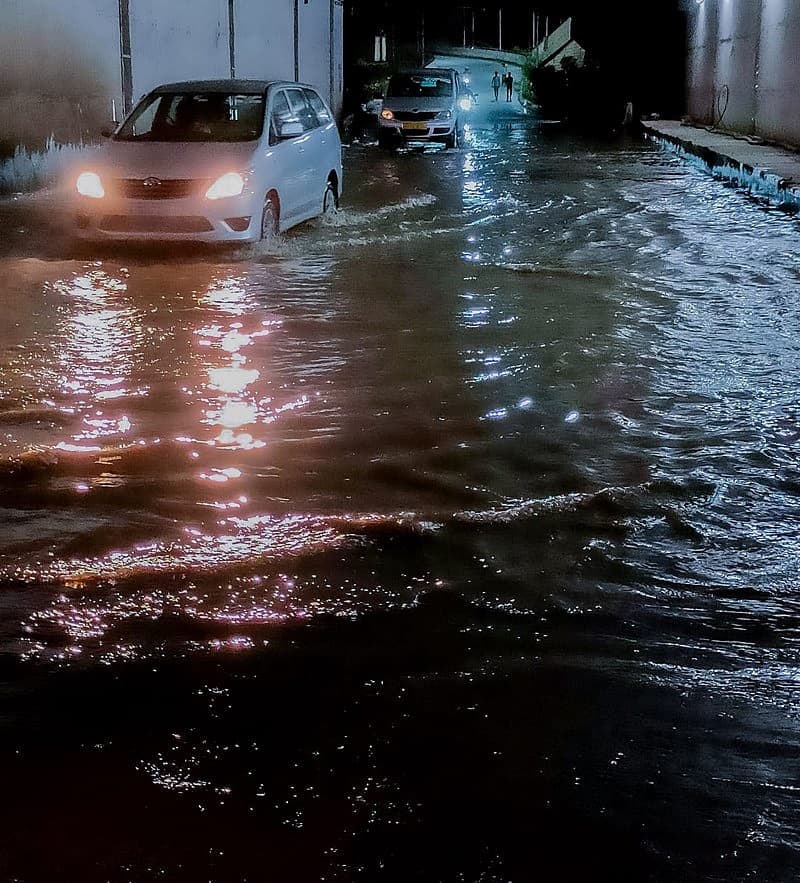 ಧಾರಾಕಾರ ಮಳೆಯಿಂದ ರಸ್ತೆಯಲ್ಲಿ ತುಂಬಿಕೊಂಡ ನೀರು