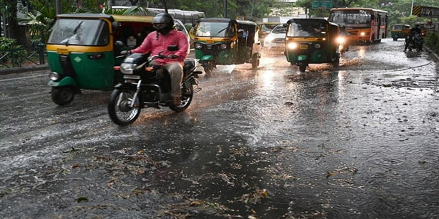 ಬೆಂಗಳೂರಿನಲ್ಲಿ ಒಂದು ತಾಸು ಬಿದ್ದ ಭಾರೀ ಮಳೆಗೆ ಜನಜೀವನ ಅಸ್ತವ್ಯಸ್ತ- ಚಿತ್ರಗಳು