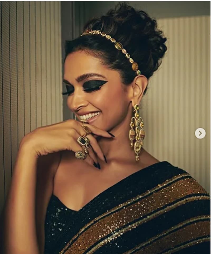 ರೆಟ್ರೋ ಸೀರೆಯಲ್ಲಿ ಆಕರ್ಷಕ ಮುಗುಳ್ನೆಗೆ ಬೀರುತ್ತಿರುವ ಕನ್ನಡದ ಕುವರಿ ದೀಪಿಕಾ