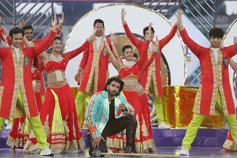 ಹಿನ್ನೆಲೆ ಸಹ ಕಲಾವಿದರೊಂದಿಗೆ ನರ್ತಿಸಿದ ರಣವೀರ್ ಸಿಂಗ್