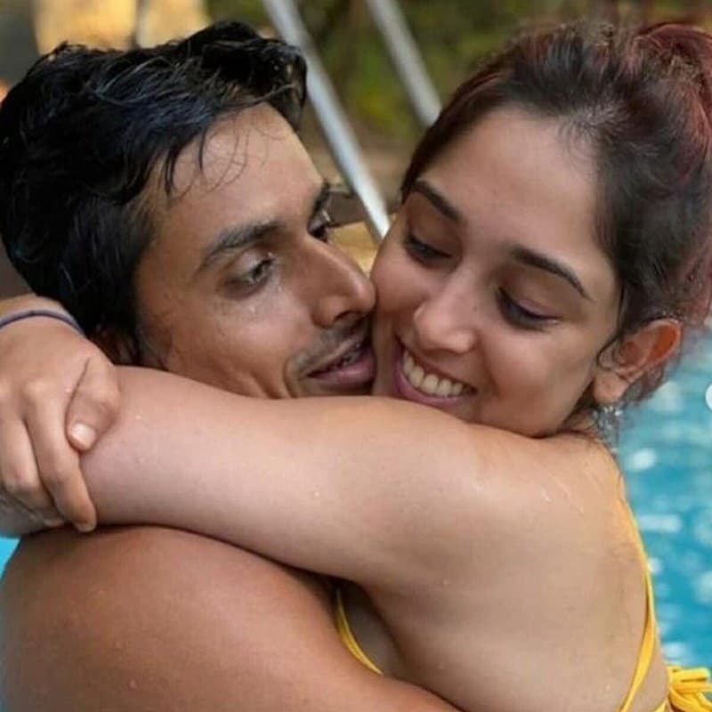 ಇನ್ಸ್ಟಾಗ್ರಾಮ್ ನಲ್ಲಿ ಆಗಾಗ ಖಾಸಗಿ ಕ್ಷಣಗಳ ಫೋಟೋ ಶೇರ್ ಮಾಡಿ ಸುದ್ದಿಯಾಗುವ ಅಮೀರ್ ಖಾನ್ ಮಗಳು ಇರಾ ಖಾನ್ ಫಿಟ್ನೆಸ್ ಕೋಚ್ ನೂಪುರ್ ಶಿಖರೆ ಎಂಬಾತನನ್ನು ಪ್ರೀತಿಸುತ್ತಿದ್ದಾಳೆ.