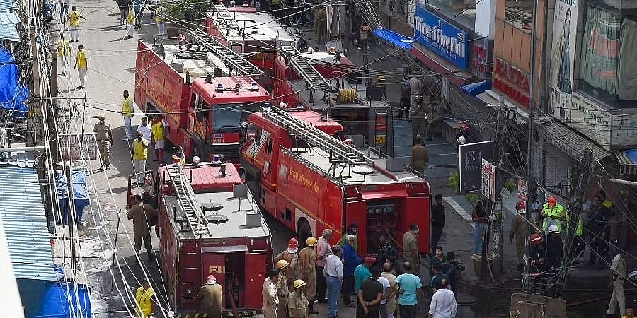 ದೆಹಲಿಯ ಕರೋಲ್ ಬಾಗ್ ಶೂ ಮಾರುಕಟ್ಟೆಯಲ್ಲಿ ಬೆಳ್ಳಂಬೆಳಗ್ಗೆ ಹತ್ತಿಕೊಂಡ ಬೆಂಕಿ: ನಂದಿಸಲು 39 ಅಗ್ನಿಶಾಮಕ ಟೆಂಡರ್