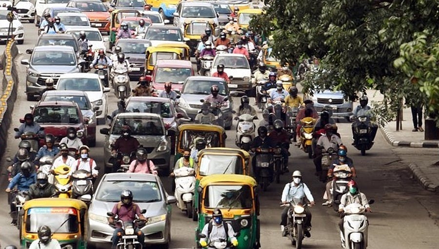 ಮೈಸೂರು ರಸ್ತೆಯಲ್ಲಿ ಸರಣಿ ಅಪಘಾತ: ಸಂಚಾರ ದಟ್ಟಣೆಗೆ ವಾಹನ ಸವಾರರು ಹೈರಾಣ