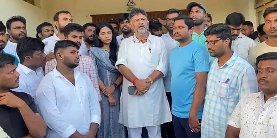 ಫ್ಲೆಕ್ಸ್ ವಿವಾದ: ಬೆಂಗಳೂರು ಜ್ಞಾನಭಾರತಿ ವಿವಿಗೆ ಡಿಕೆ ಶಿವಕುಮಾರ್ ಭೇಟಿ; ನೈತಿಕ ಬೆಂಬಲ ನೀಡುವುದಾಗಿ ಭರವಸೆ