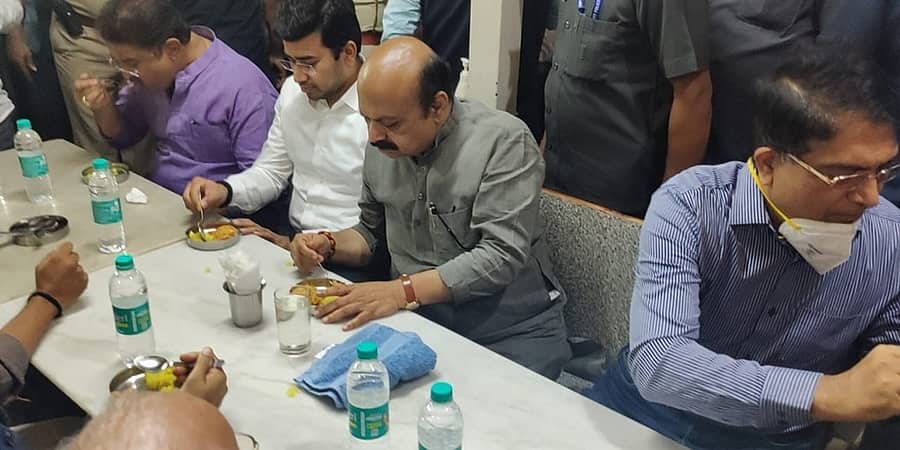 ಬೆಂಗಳೂರು: ವಿದ್ಯಾರ್ಥಿ ಭವನದಲ್ಲಿ ದೋಸೆ ಸವಿದ ಸಿಎಂ ಬೊಮ್ಮಾಯಿ