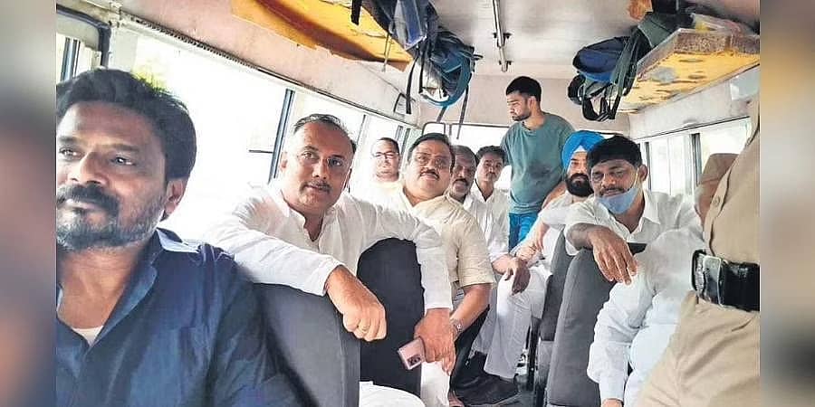 ಪ್ರತಿಭಟನೆ ವೇಳೆ ದೆಹಲಿ ಪೊಲೀಸರಿಂದ ಹಲ್ಲೆ: ಇದು ಪ್ರಜಾಪ್ರಭುತ್ವವೇ; ಕಾಂಗ್ರೆಸ್ ನಾಯಕರ ಪ್ರಶ್ನೆ
