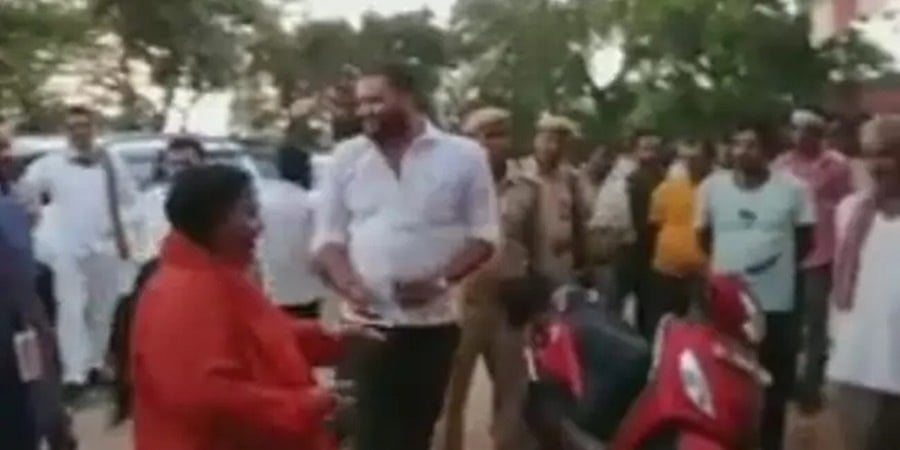 ಮದ್ಯದ ಅಂಗಡಿಗೆ ಸಗಣಿ ಎಸೆದ ಬಿಜೆಪಿ ಹಿರಿಯ ನಾಯಕಿ ಉಮಾ ಭಾರತಿ, ವಿಡಿಯೋ ವೈರಲ್
