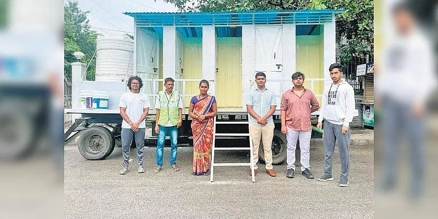 ಬೆಂಗಳೂರು: ಗೊರಗುಂಟೆಪಾಳ್ಯದ ಜಂಕ್ಷನ್ ನಲ್ಲಿ ಮೊಬೈಲ್ ಪಬ್ಲಿಕ್ ಟಾಯ್ಲೆಟ್ ಆರಂಭಿಸಿದ ಪಿಎಸ್ ಐ!