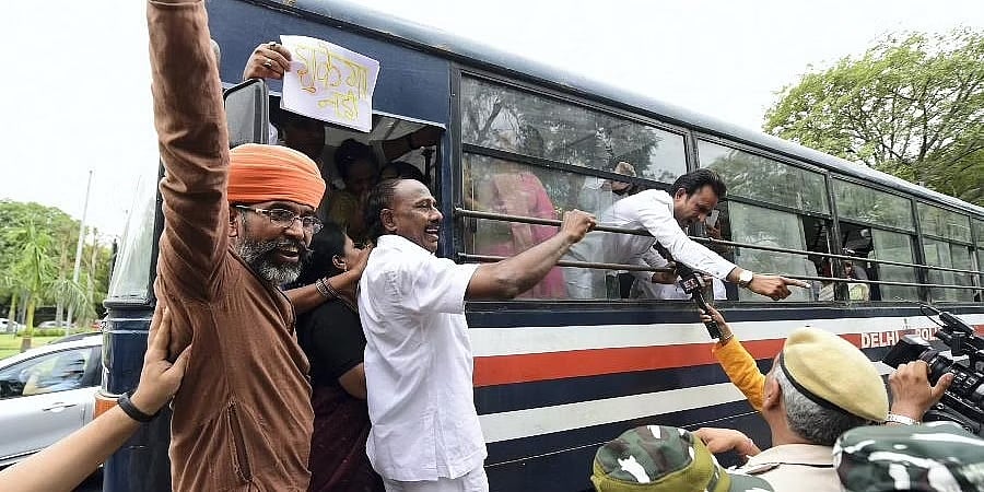 ದೆಹಲಿಯಲ್ಲಿ ಪ್ರತಿಭಟನೆ ವೇಳೆ ಪೊಲೀಸರಿಂದ ‘ಕೆಟ್ಟ ವರ್ತನೆ’: ಕಾಂಗ್ರೆಸ್ ಸಂಸದರಿಂದ ಸ್ಪೀಕರ್, ಉಪ ರಾಷ್ಟ್ರಪತಿ ಭೇಟಿ