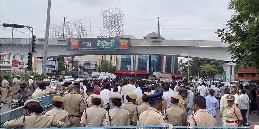ರಾಹುಲ್ ಗಾಂಧಿ ಇಡಿ ವಿಚಾರಣೆ: ಹೈದರಾಬಾದ್ ನಲ್ಲಿ ಹಿಂಸಾಚಾರಕ್ಕೆ ತಿರುಗಿದ ಕಾಂಗ್ರೆಸ್ ಕಾರ್ಯಕರ್ತರ ಪ್ರತಿಭಟನೆ, ನಾಯಕರ ಬಂಧನ