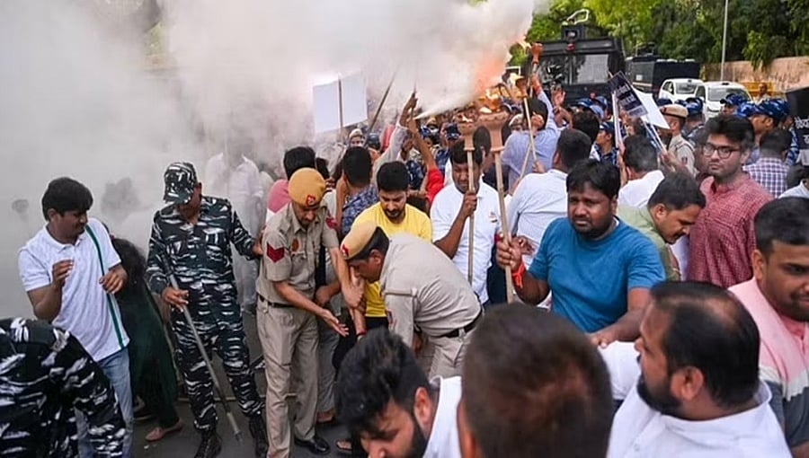 ಪ್ರತಿಭಟನೆಯ ಬಿಸಿ: ಅಗ್ನಿಪಥ ಯೋಜನೆಯ ಮೊದಲ ಬ್ಯಾಚ್ನ ವಯೋಮಿತಿ 23 ವರ್ಷಕ್ಕೆ ಏರಿಕೆ!