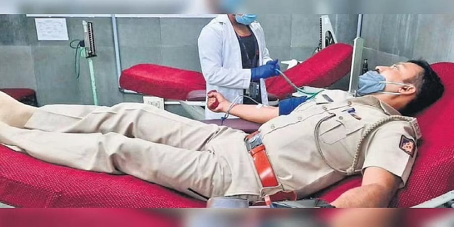 ಬೆಂಗಳೂರು: ಆ್ಯಸಿಡ್ ಸಂತ್ರಸ್ತೆಯ ಸರ್ಜರಿಗೆ ನೆರವಾದ ಆರಕ್ಷಕರು; ಐವರು ಪೊಲೀಸರಿಂದ ರಕ್ತದಾನ