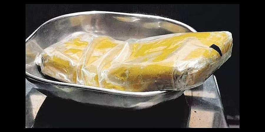 ಚಿನ್ನದ ಮೊಬೈಲ್ ಕವರ್! ಬೆಂಗಳೂರು ವಿಮಾನ ನಿಲ್ದಾಣದಲ್ಲಿ 1.5 ಕೆಜಿ ಚಿನ್ನ ಕಳ್ಳಸಾಗಣೆ ಮಾಡುತ್ತಿದ್ದ ವ್ಯಕ್ತಿ ವಶಕ್ಕೆ