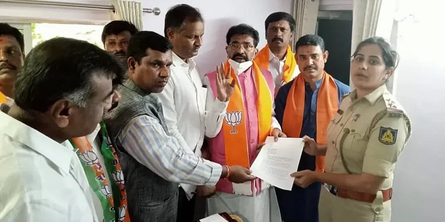 ಸಿದ್ದರಾಮಯ್ಯ ವಿರುದ್ಧ ದೂರು: ಅಟ್ರಾಸಿಟಿ ಕೇಸ್ ದಾಖಲಿಸುವಂತೆ ಛಲವಾದಿ ನಾರಾಯಣಸ್ವಾಮಿ ಒತ್ತಾಯ