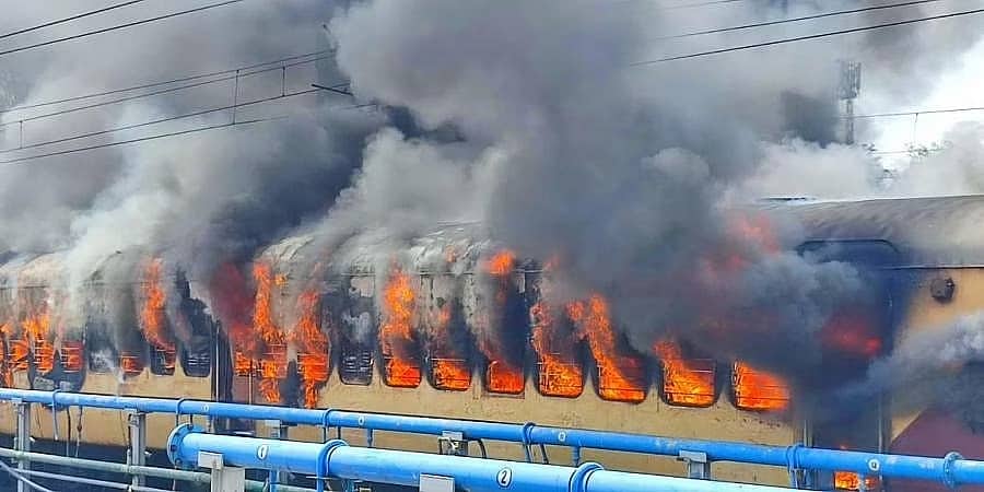 ಅಗ್ನಿಪಥ ಯೋಜನೆ ವಿರುದ್ಧ ಹಲವು ರಾಜ್ಯಗಳಲ್ಲಿ ತೀವ್ರ ಪ್ರತಿಭಟನೆ: ರೈಲುಗಳಿಗೆ ಬೆಂಕಿ, ಪೊಲೀಸ್ ಗುಂಡಿಗೆ ಸಿಕಂದರಾಬಾದ್ ನಲ್ಲಿ ಓರ್ವ ಸಾವು