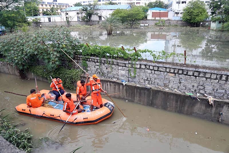 ಬೆಂಗಳೂರಿನ ಭಾರಿ ಮಳೆ: ರಾಜಕಾಲುವೆಯಲ್ಲಿ ಕೊಚ್ಚಿ ಹೋದ ಯುವಕ