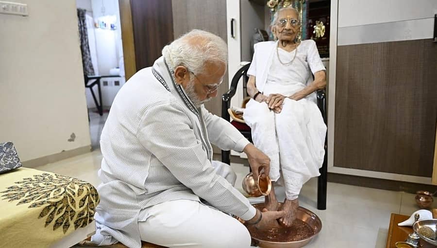 ಹೀರಾಬೆನ್'ಗೆ ನೂರರ ಸಂಭ್ರಮ: ಅಮ್ಮನ ಹುಟ್ಟುಹಬ್ಬದಂದು ತಾಯಿ ಭೇಟಿಯಾಗಿ ಆಶೀರ್ವಾದ ಪ್ರಧಾನಿ ಮೋದಿ