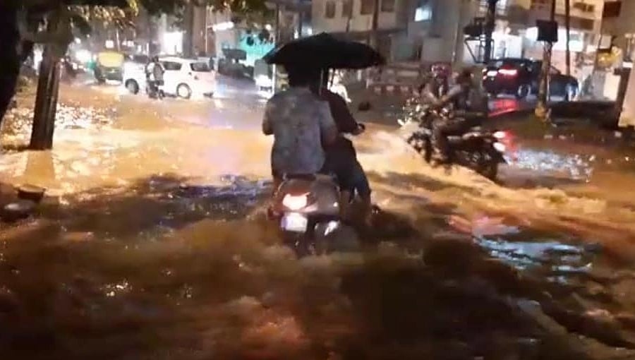 ಬೆಂಗಳೂರಿನಲ್ಲಿ ಮಳೆ ಅನಾಹುತ: ರಾಜಕಾಲುವೆಯಲ್ಲಿ ಕೊಚ್ಚಿ ಹೋದ 24 ವರ್ಷದ ಯುವಕ
