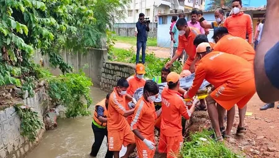 ಬೆಂಗಳೂರು: ರಾಜಕಾಲುವೆಯಲ್ಲಿ ಕೊಚ್ಚಿ ಹೋಗಿದ್ದ ಯುವಕನ ಮೃತದೇಹ ಪತ್ತೆ