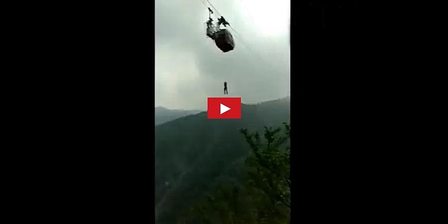 ಮಧ್ಯದಲ್ಲೇ ನಿಂತ ಕೇಬಲ್ ಕಾರ್: ಜೀವ ಉಳಿಸಿಕೊಳ್ಳಲು ಪ್ರಯಾಣಿಕರ ಪರದಾಟ; ವಿಡಿಯೋ ವೈರಲ್!