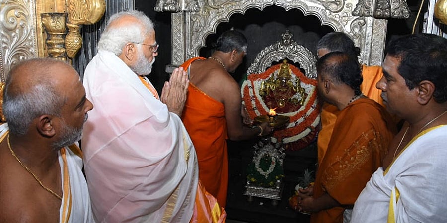 ಮೈಸೂರಿನಲ್ಲಿ ಪ್ರಧಾನಿ ಮೋದಿ: ಚಾಮುಂಡೇಶ್ವರಿ ಸನ್ನಿಧಿಯಲ್ಲಿ ವಿಶೇಷ ಪೂಜೆ ಸಲ್ಲಿಕೆ